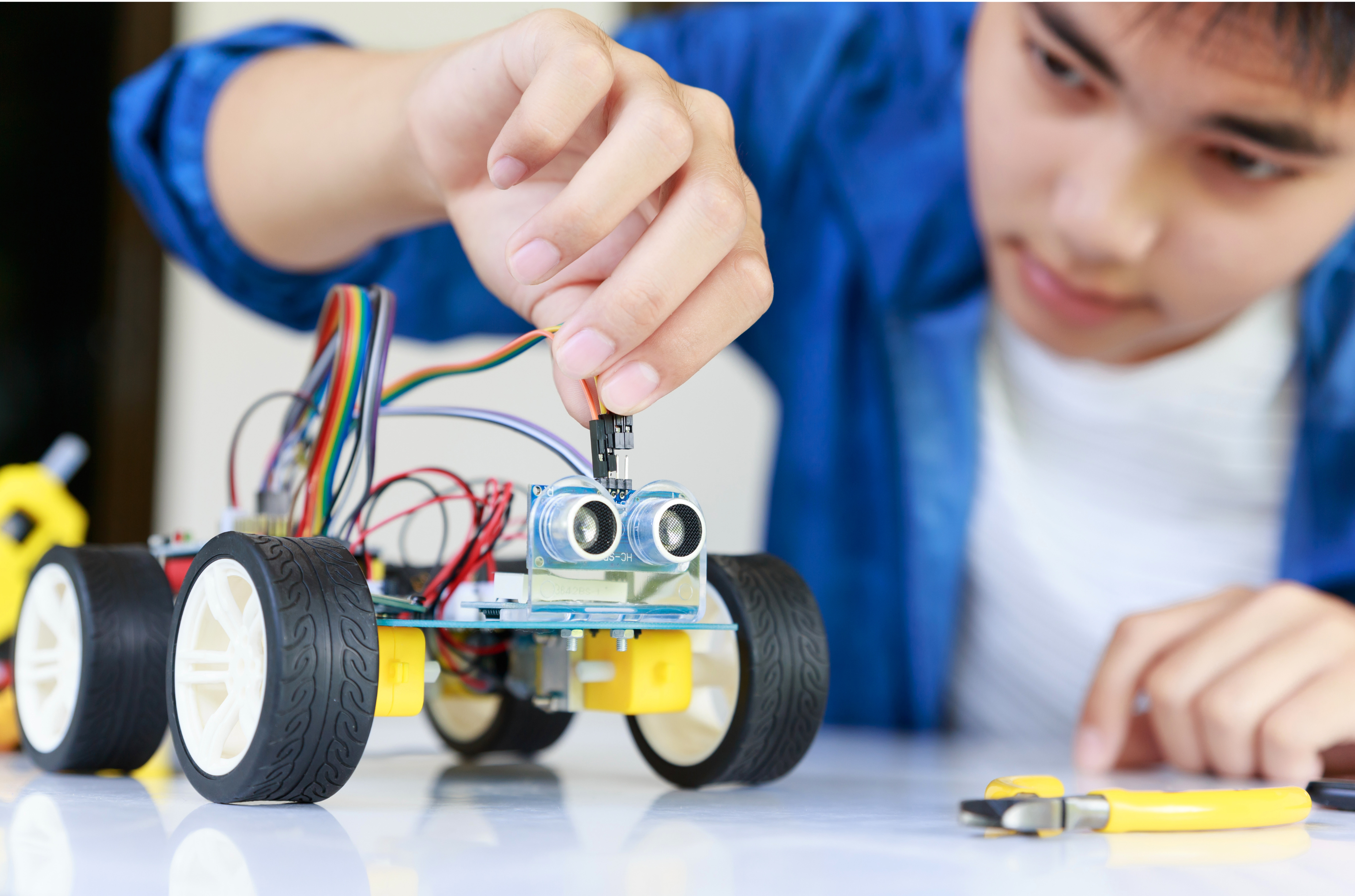 Hands-on Robotics Learning - Child Building and Programming Robot